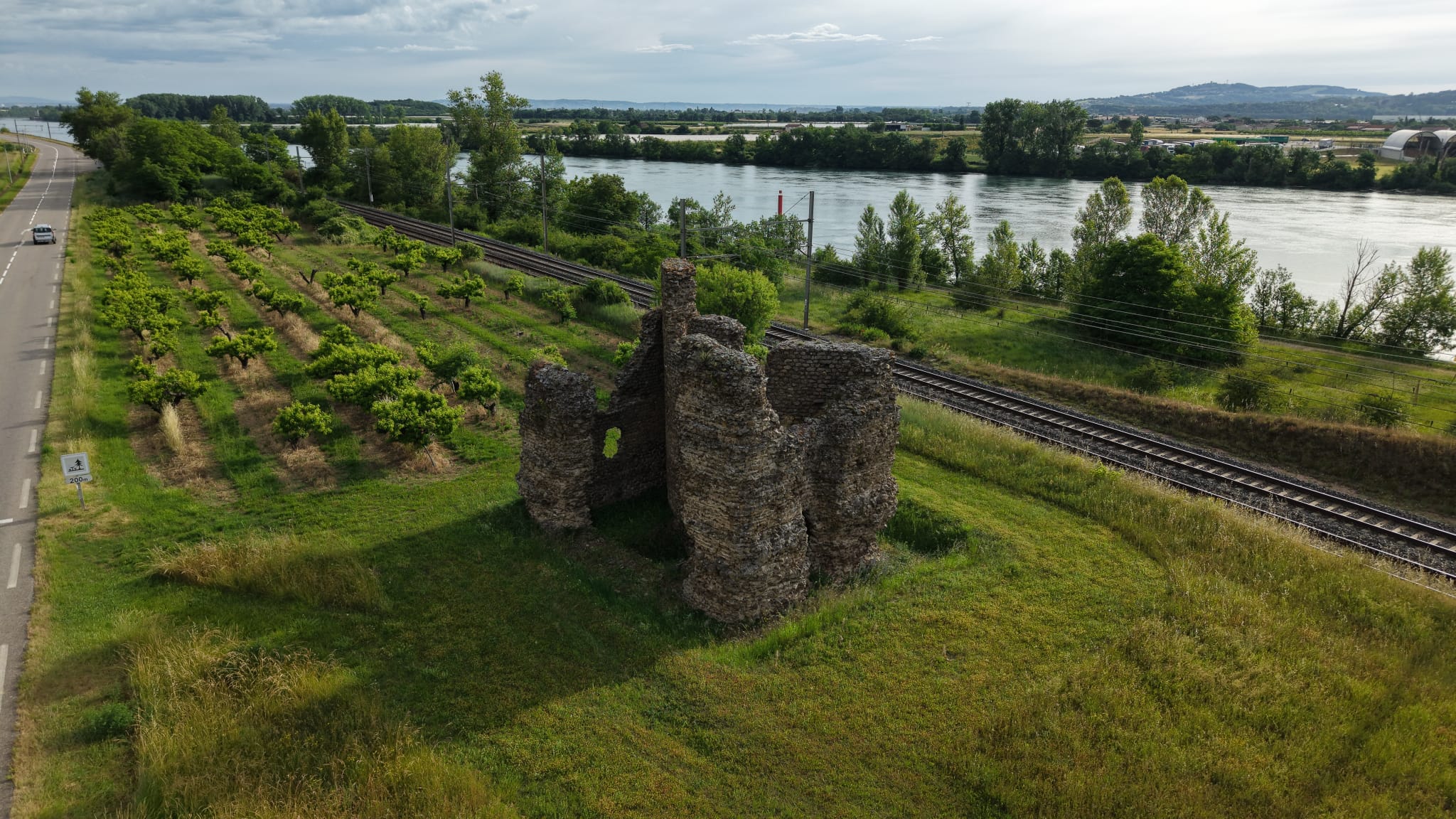 La Sarrazinière vue depuis l'est avec le Rhône en arrière-plan