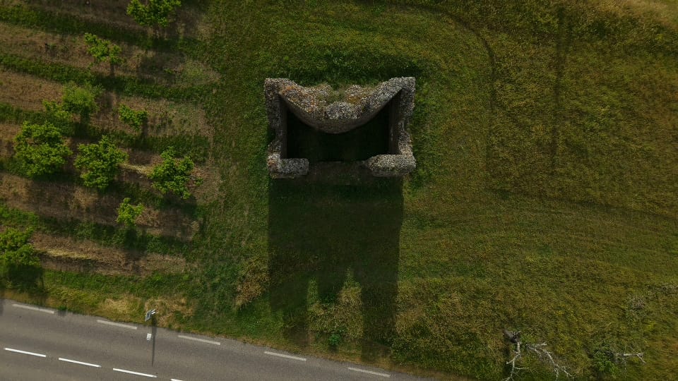 Vue zénithale de la Sarrazinière — plan rectangulaire du mausolée visible depuis le ciel